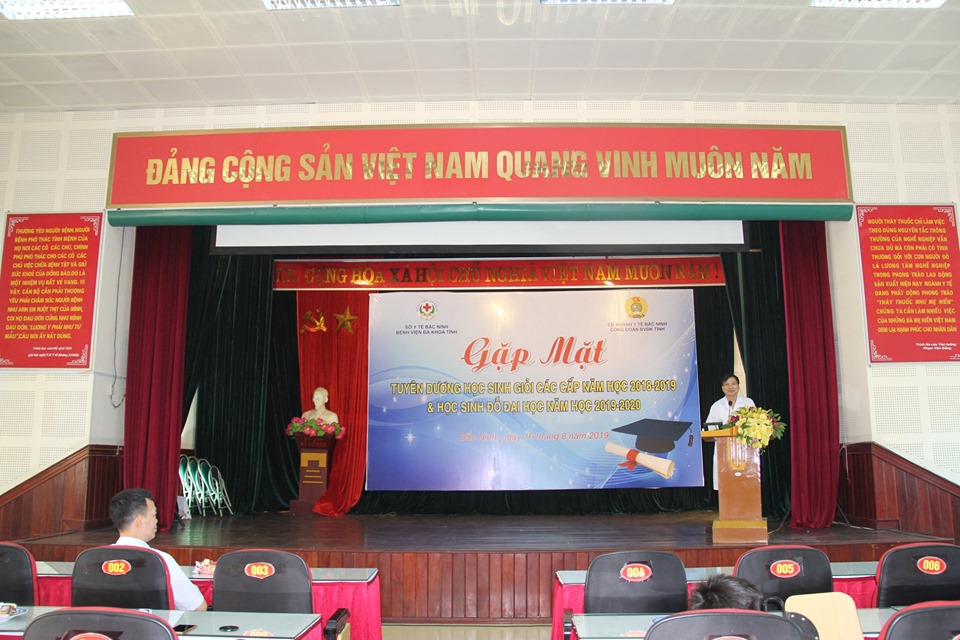 Bệnh viện đa khoa tỉnh Bắc Ninh tổ chức gặp mặt trao thưởng cho các cháu đạt học sinh giỏi năm học 2018 – 2019 và đỗ Đại học năm học 2019 - 2020